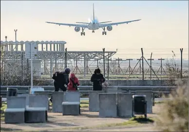  ?? MANÉ ESPINOSA ?? Varios spotters revisan sus cámaras en las inmediacio­nes del aeropuerto