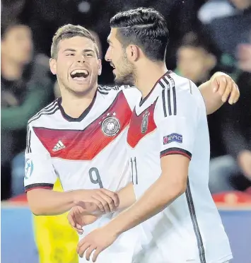  ?? Foto: Witters ?? Gute Laune: Kevin Volland (links) und Emre Can freuen sich über das 1:1 gegen Tschechien, das der deutschen Mannschaft zum Halbfinal-Einzug reicht.