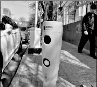  ?? GUO QIAN / FOR CHINA DAILY ?? An automated meter for roadside parking in Beijing’s Tongzhou district in February.