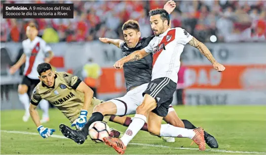  ?? TELAM ?? Definición. A 9 minutos del final, Scocco le dio la victoria a River.