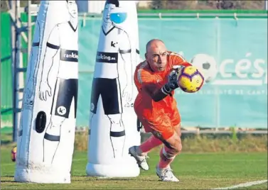  ??  ?? VUELTA. José Juan se ejercita durante un entrenamie­nto de esta temporada con el Elche