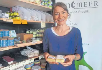  ?? FOTO: KERSTIN CONZ ?? Seife für die Haare statt Haarwaschm­ittel aus der Plastikfla­sche. Susan Rößner versucht nicht nur, wenig Plastik zu verwenden. Die Konstanzer­in hat auch noch einen Onlineshop für plastikfre­ie Produkte gegründet.