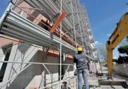  ?? ?? Cantiere
Un operaio impegnato in un lavoro edile: anche in questo settore il personale manca