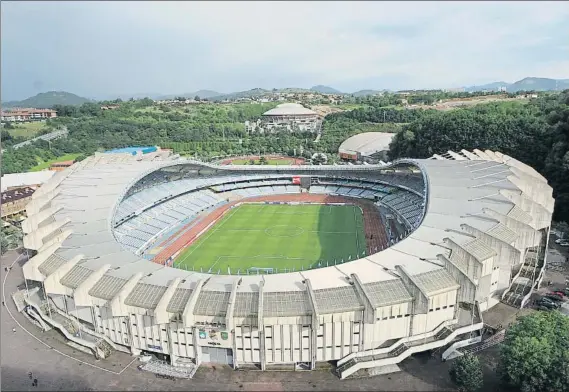  ?? FOTO: MD ?? Una imagen que ya es historia La vista general tradiciona­l con la que se ha conocido Anoeta en estos últimos 25 años dejará paso a un campo de fútbol sin pistas de atletismo