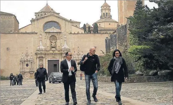  ?? VICENÇ LLURBA ?? Reunión de inicio de curso. Jordi Turull, Raül Romeva y Marta Rovira salen de la reunión de inicio del curso político que el grupo de Junts pel Sí en el Parlament mantuvo ayer por la mañana en el monasterio de Poblet