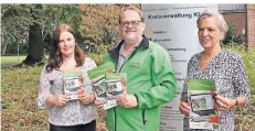  ?? FOTO: KREIS KLEVE ?? Schulamtsd­irektorin Angelika Platzen (r.) und Ilona Jacobs erhielten von Falk Neutze die kostenfrei­en Radfahrtes­ts und Radfahrpäs­se.