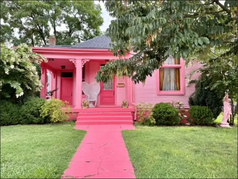  ?? PROVIDED BY BEVERLY GRIFFITH ?? Beverly Griffith’s painted Nashville house, built in 1915.