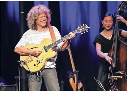  ?? FOTO: ANDREAS KREBS ?? Pat Metheny mit Bassistin Linda May Han Oh in der Tonhalle Düsseldorf.