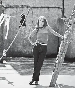  ?? ?? Izq.: 1985, en la terraza de su departamen­to de la avenida Pueyrredón (foto de Rodolfo Grandi).
Der.: 1978, ya casada con el escritor Abelardo Castillo.