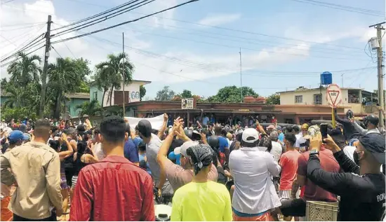  ??  ?? Los cubanos expresaron este domingo en las calles su inconformi­smo por la actual crisis sanitaria y económica que vive la isla a raíz de la pandemia.