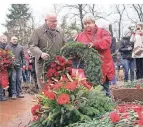  ?? FOTO: DPA ?? Der Linken-Politiker Gregor Gysi (l) und Maite Mola legen einen Kranz nieder.