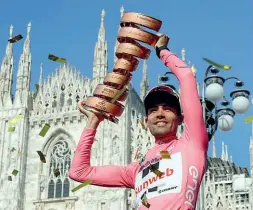  ??  ?? La vittoria Tom Dumoulin festeggia il Giro 2017 con la maglia rosa della Santini