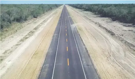  ??  ?? El Corredor Bioceánico asfaltado en la zona de Carmelo Peralta, distrito ubicado en el departamen­to de Alto Paraguay.