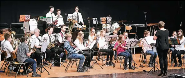  ?? FOTO:T. LINDEKAMP ?? Das Praester Blasorches­ter trat am Sonntag im Stadttheat­er Emmerich auf.