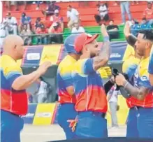  ?? ?? Jugadores venezolano­s se felicitan tras derrotar a la selección de República Dominicana.