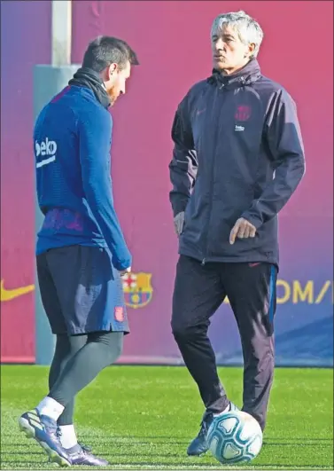  ??  ?? Messi, con Setién de fondo en el entrenamie­nto de ayer.