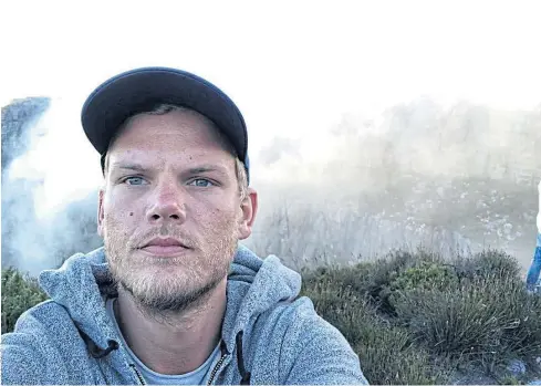  ??  ?? ‘GONE TOO SOON’: Swedish musician, DJ, remixer and record producer Avicii (Tim Bergling) takes a selfie on Table Mountain, South Africa for social media on January 11, 2018.