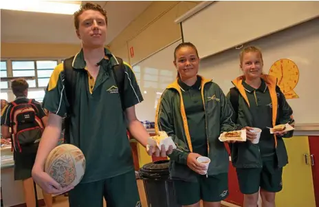  ?? Photo: Tobi Loftus ?? BREAKFAST CLUB: Enjoying a nice brekkie before school are Centenary Heights State High School students (from left) Luis Hobson, Mikela Mcgavin and Georgia Say.