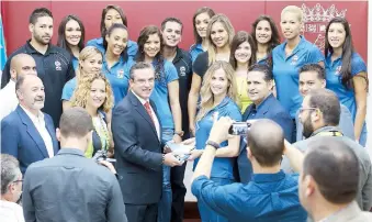  ??  ?? El gobernador García Padilla almorzó ayer con el equipo nacional de voleibol.