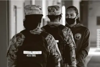  ?? Jessica Phelps / Staff photograph­er ?? Air Force Tech. Sgt. Mikesha Jones, a military training instructor with the 433rd Training Squadron, speaks to two trainees at Joint Base San Antonio-lackland, correcting them on how to turn in formation.