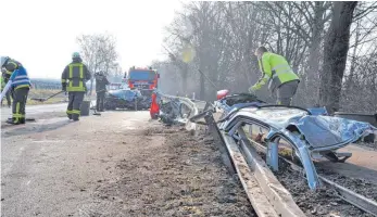  ?? FOTOS: BARBARA BAUR ?? Tödlicher Unfall auf der B 31: Zwischen Hagnau und Kirchberg stoßen am Mittwochmo­rgen ein Lastwagen und ein Auto frontal zusammen.