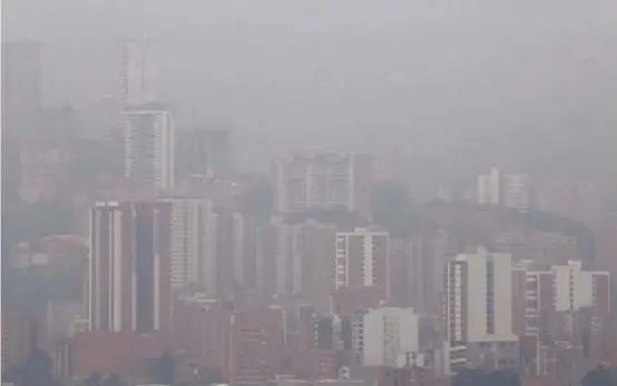  ?? FOTO JAIME PÉREZ MUNÉVAR ?? Panorámica del sur del Valle de Aburrá, capturada en la mañana del viernes 20 de marzo de 2020.