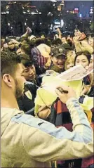  ?? FOTO: AUF ?? Luis Suárez, firmando autógrafos