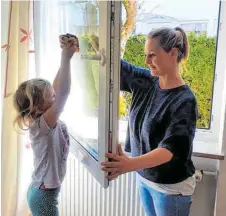  ?? FOTO: KNEIPPVERE­IN AULENDORF ?? Im Frühjahr wird beim Frühjahrsp­utz der Winterdrec­k von den Fenster gewischt.