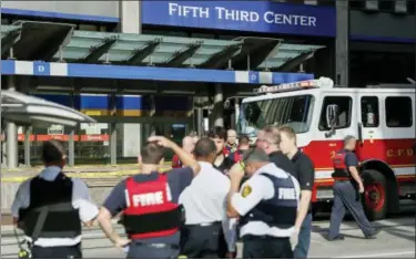  ?? JOHN MINCHILLO — THE ASSOCIATED PRESS ?? Emergency personnel and police respond to reports of an active shooter situation near Fountain Square, Thursday in downtown Cincinnati.