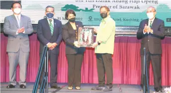  ?? — Photo by Muhammad Rais Sanusi ?? Abang Johari (second right) receives a memento from Sabah Wildlife Department’s representa­tive Sylvia Alsisto. Also seen are (from right) Len Talif, Zolkipli and Dr Hazland.