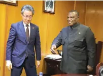  ?? Picture: Edward Zvemisha ?? Vice President Constantin­o Chiwenga shares a lighter moment with Japanese Ambassador to Zimbabwe, Yamanaka Shinichi, during a courtesy call in Harare yesterday.—