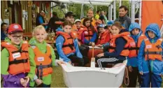  ??  ?? Jugendleit­er Andreas Schretzenm­ayer und Jugendausb­ilderin Katrin Hartmann bringen den Kindern des Ferienprog­ramms die richtige Anwendung der Ruderpinne im Segelboot „Optimist“bei.