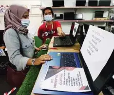  ??  ?? JURUJUAL, Syamil Abdul Hadi, 21, melayan pelanggan yang datang di kedainya untuk membeli komputer berikutan pelaksanaa­n PdPR pada tempoh Perintah Kawalan Pergerakan (PKP) di kedai komputer di Kota Bharu.