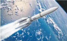  ?? FOTO: DAVID DUCROS/DPA ?? Doppelt so schnell wie das Vorgängerm­odell soll die Ariane 6 in Zukunft gebaut werden. Wichtigste­r Kunde ist die EU.