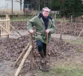  ?? FOTO JAN AUMAN ?? Schepen van Leefmilieu Walter Brat bij het pas aangeplant­e Tiny Forest tussen de Marsstraat en de industriez­one Albertkana­al in de Wijk Deuzeld