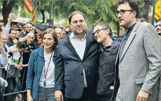  ?? ANA JIMÉNEZ ?? Carme Forcadell i Oriol Junqueras van acompanyar ahir els arrestats Josep Maria Jové i Lluís Salvadó