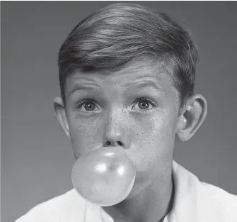  ?? [ Getty ] ?? Ein Boy und seine Bubble: In der Nachkriegs­zeit stand der Kaugummi am Höhepunkt seines Ruhms.