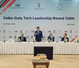  ??  ?? In India Il premier Conte, in piedi, e Giulio Pedrollo, ultimo seduto a destra