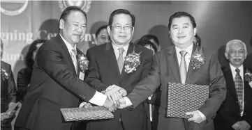  ??  ?? Dr Ith (centre) with Foo (left) and Seng (right) after the signing of memorandum of agreement (MOA) between MOLVT and PAPA. — Bernama photo