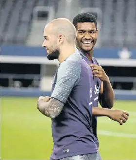  ?? FOTO: PEP MORATA ?? Aleix Vidal y Marlon, durante el último entrenamie­nto del Barça en EE.UU.