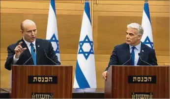  ?? ?? ALIADOS. El primer ministro Bennett y el canciller Lapid, al anunciar la disolución del Parlamento.