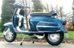  ??  ?? Above left: The leg shield toolbox, sprint rack and mud flap are all adding unnecessar­y weight stifling the performanc­e even though this SX 200 has a 225cc engine fitted. Above right: The standard Lambretta GP seat maybe comfortabl­e but replacing it...