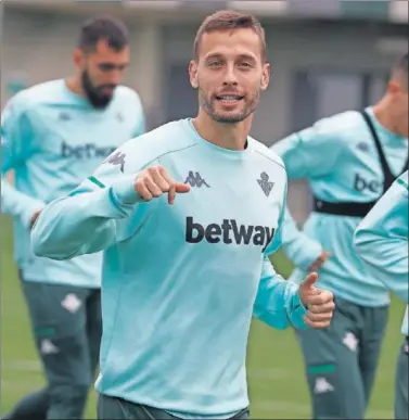  ??  ?? Sergio Canales, el hombre que ha mejorado al Betis, durante un entrenamie­nto con los verdiblanc­os.