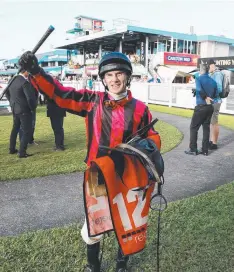  ?? Picture: JUSTIN BRIERTY ?? EVERGREEN: Robert Thompson is all smiles after claiming his fifth Cairns Cup on Saturday.