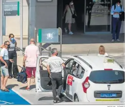  ?? MIGUEL GÓMEZ ?? Taxistas en la parada de taxis de la estación, en una imagen de archivo.