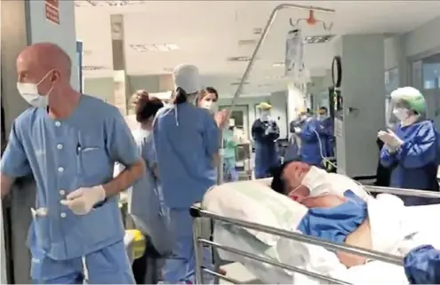  ?? GOBIERNO DE ARAGÓN ?? El paciente que salió ayer de la uci del hospital Miguel Servet fue trasladado a planta, entre los aplausos del personal.