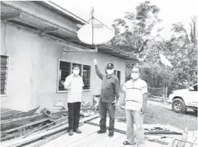  ??  ?? JARINGAN KOMUNIKASI: Rolland (tengah) meninjau kemudahan VSAT di Rumah Suntik Gawan, Julau, semalam.