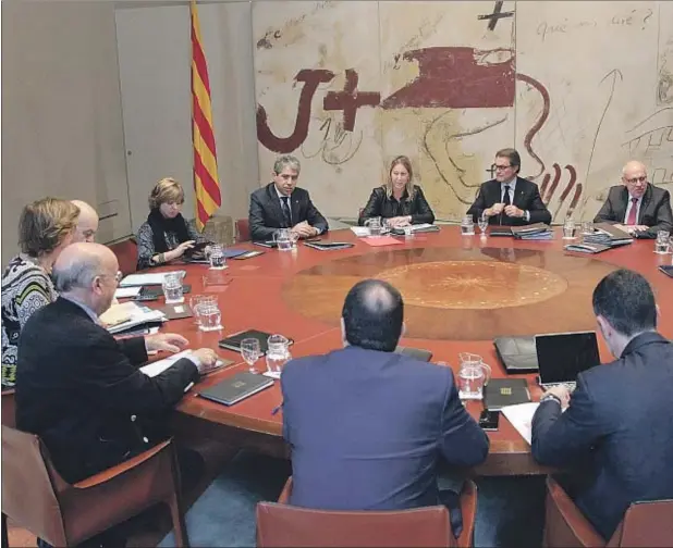  ??  ?? Artur Mas presidiend­o la reunión del Consell Executiu del pasado martes