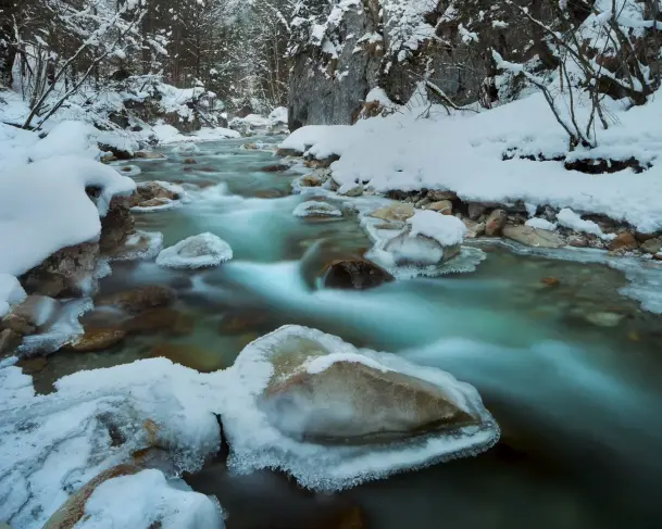  ??  ?? Farbkontra­st Das türkisfarb­ene Wasser des Gebirgsbac­hs bildet einen fotogenen Farbkontra­st zum Weiß der Umgebung. Für weiche Übergänge im Wasser sorgt die lange Belichtung­szeit.
Canon 5D MkII | 24 mm (TS-E) | ISO 100 | f/9 | 10 s | Pol-/ND-Filter