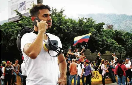  ?? Reprodução/Instagram ?? Roderick Navarro participa de manifestaç­ão contra regime de Maduro, em junho, em Caracas; ele teve de deixar o país